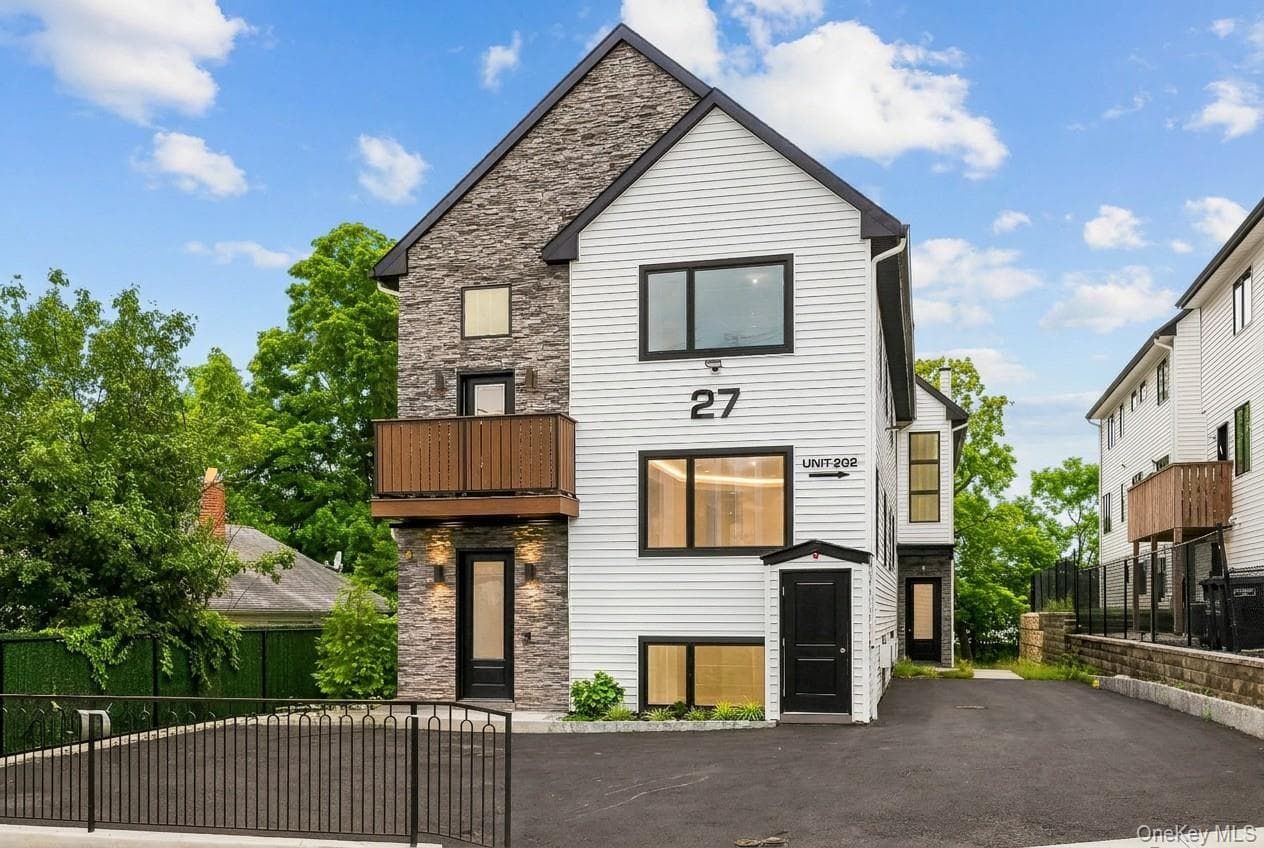 27 Ewing Avenue Unit: 201 photo 1