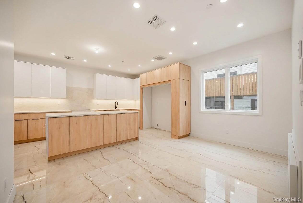 27 Ewing Avenue Unit: 201 thumbnail 9