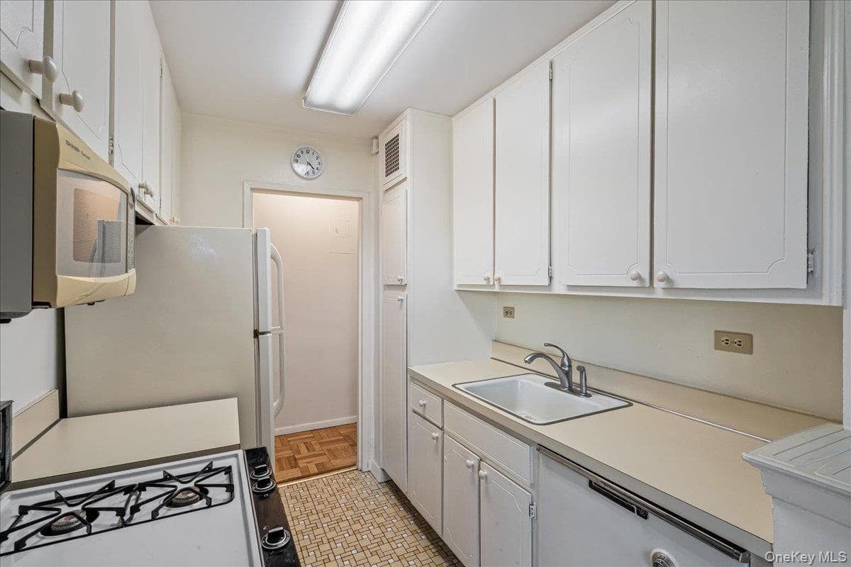 17-85 215th Street Unit: 3E thumbnail 13