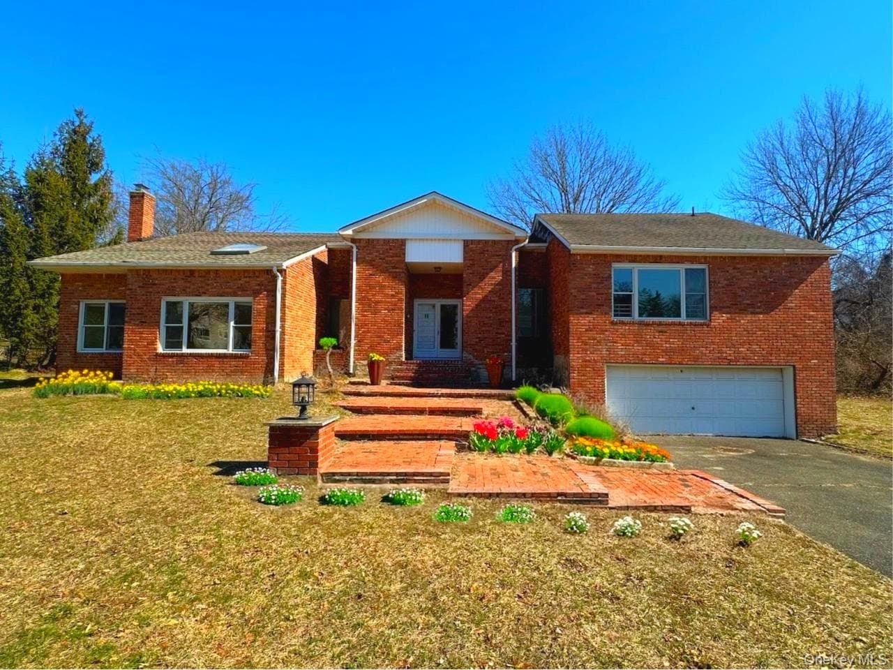 106 Woods Drive, Roslyn
