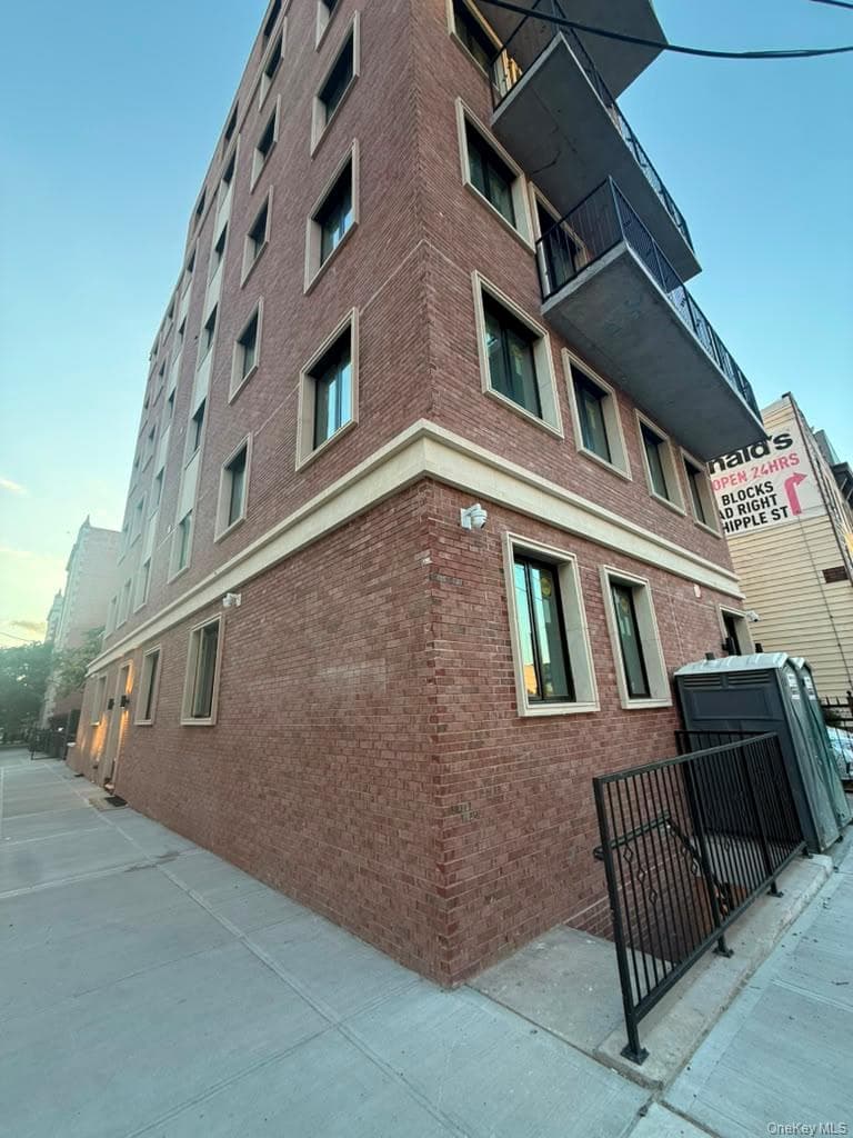 178 Throop Avenue thumbnail 16