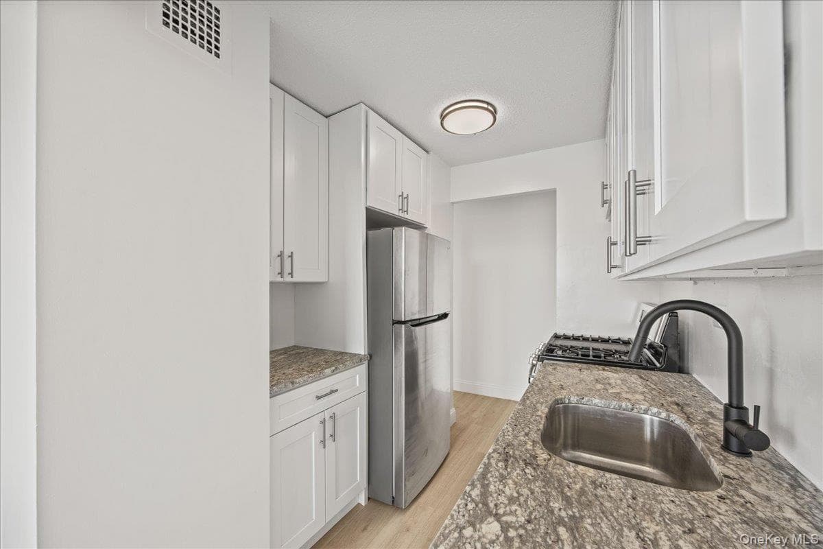 2550 Olinville Avenue Unit: 14E thumbnail 5