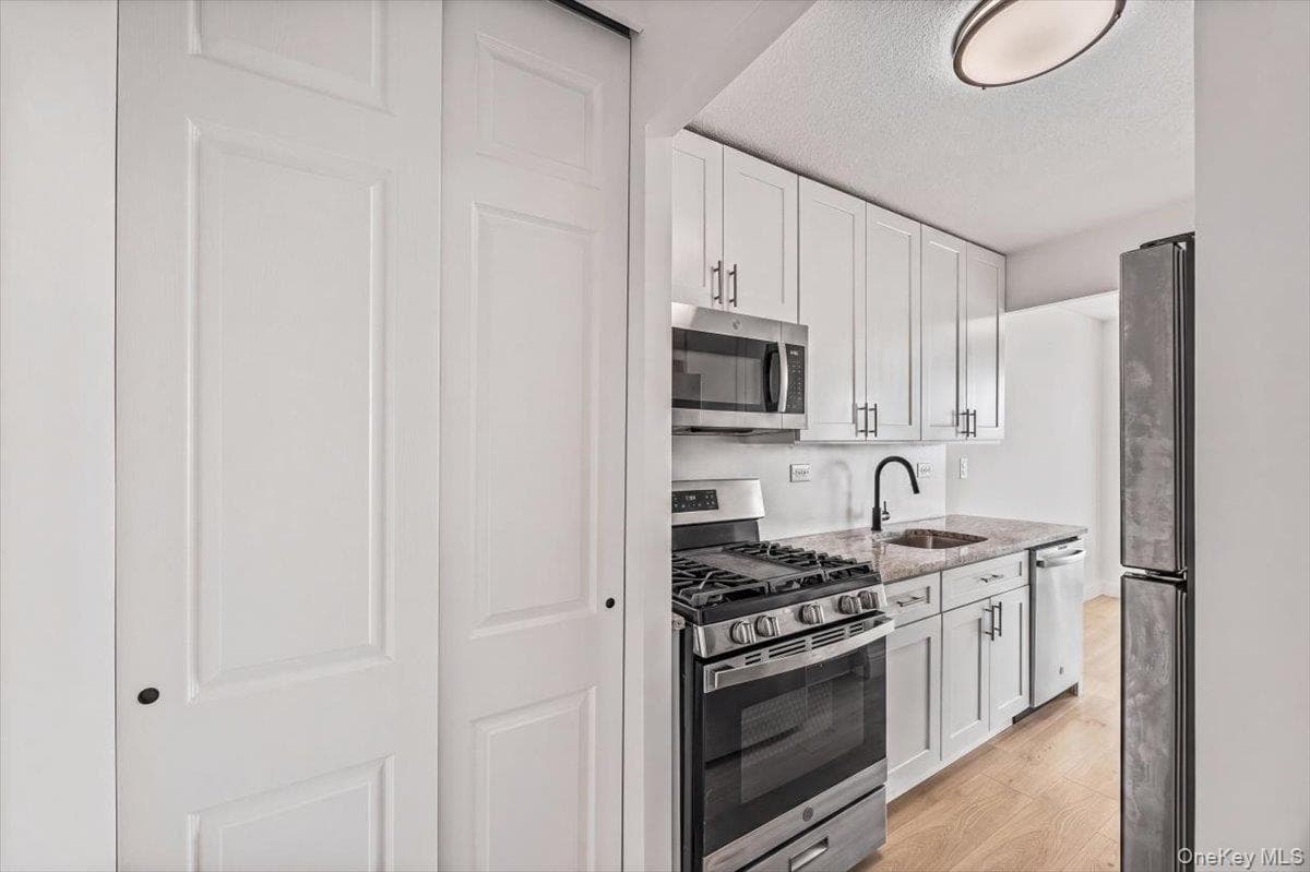 2550 Olinville Avenue Unit: 14E thumbnail 6