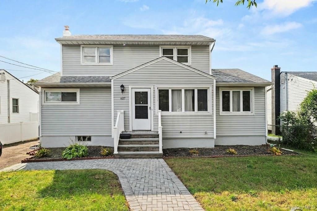 607 N Monroe Avenue, Lindenhurst