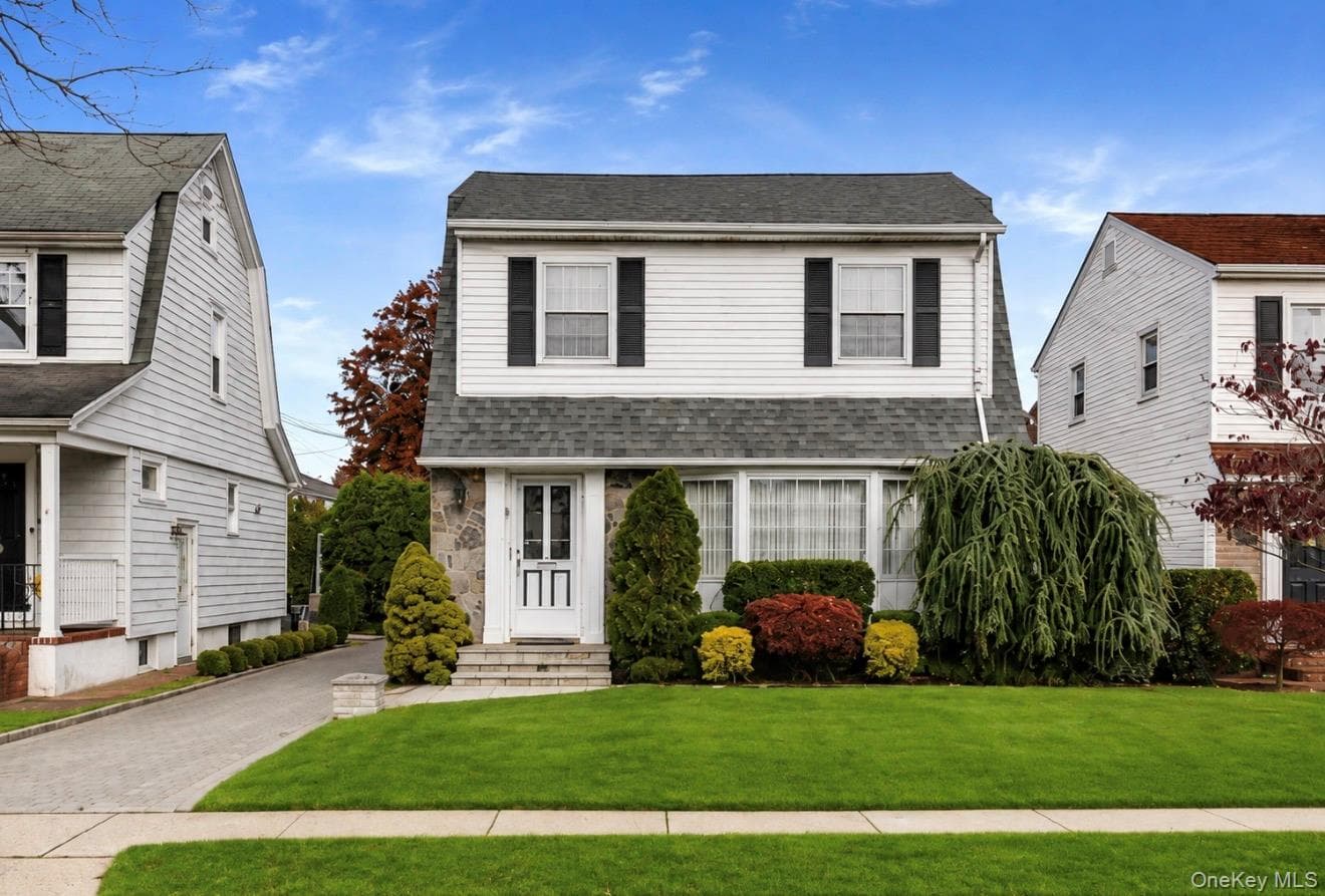 19 Stratford Avenue, Garden City
