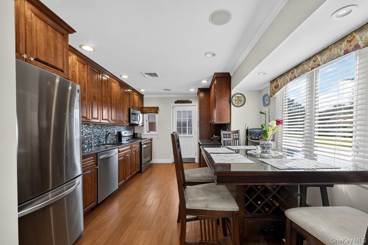 53 Burlington Avenue thumbnail 3