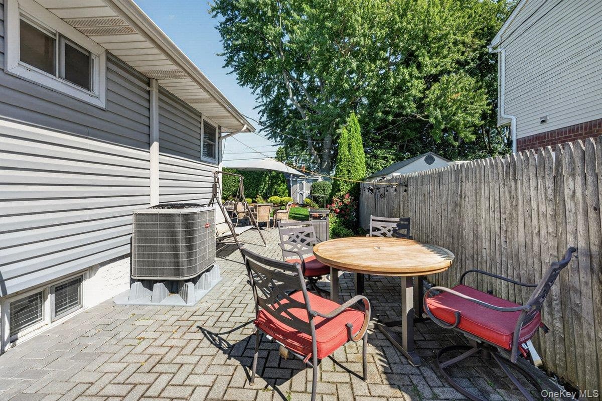 53 Burlington Avenue thumbnail 17