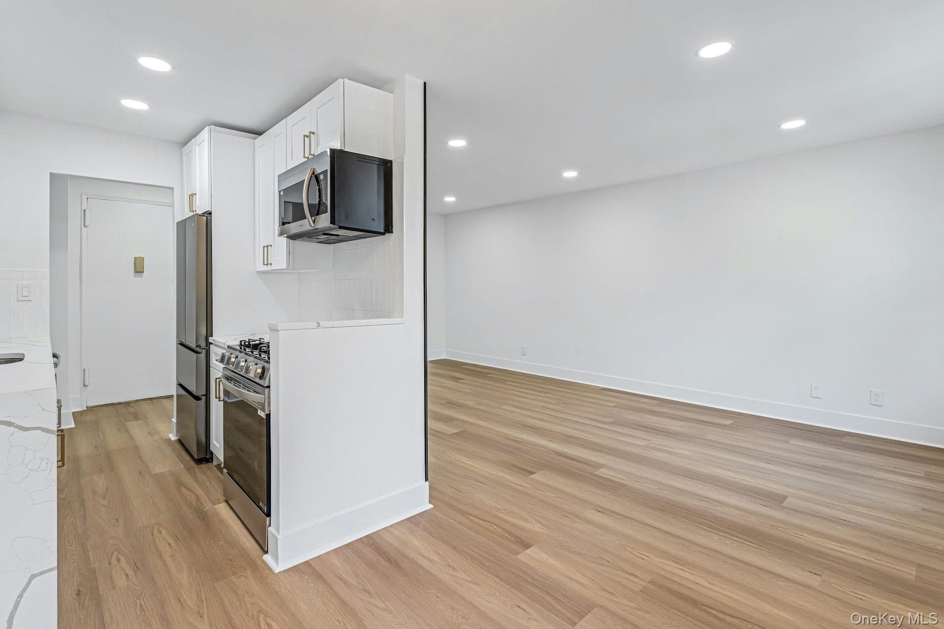 1300 Midland Avenue Unit: A30 thumbnail 8