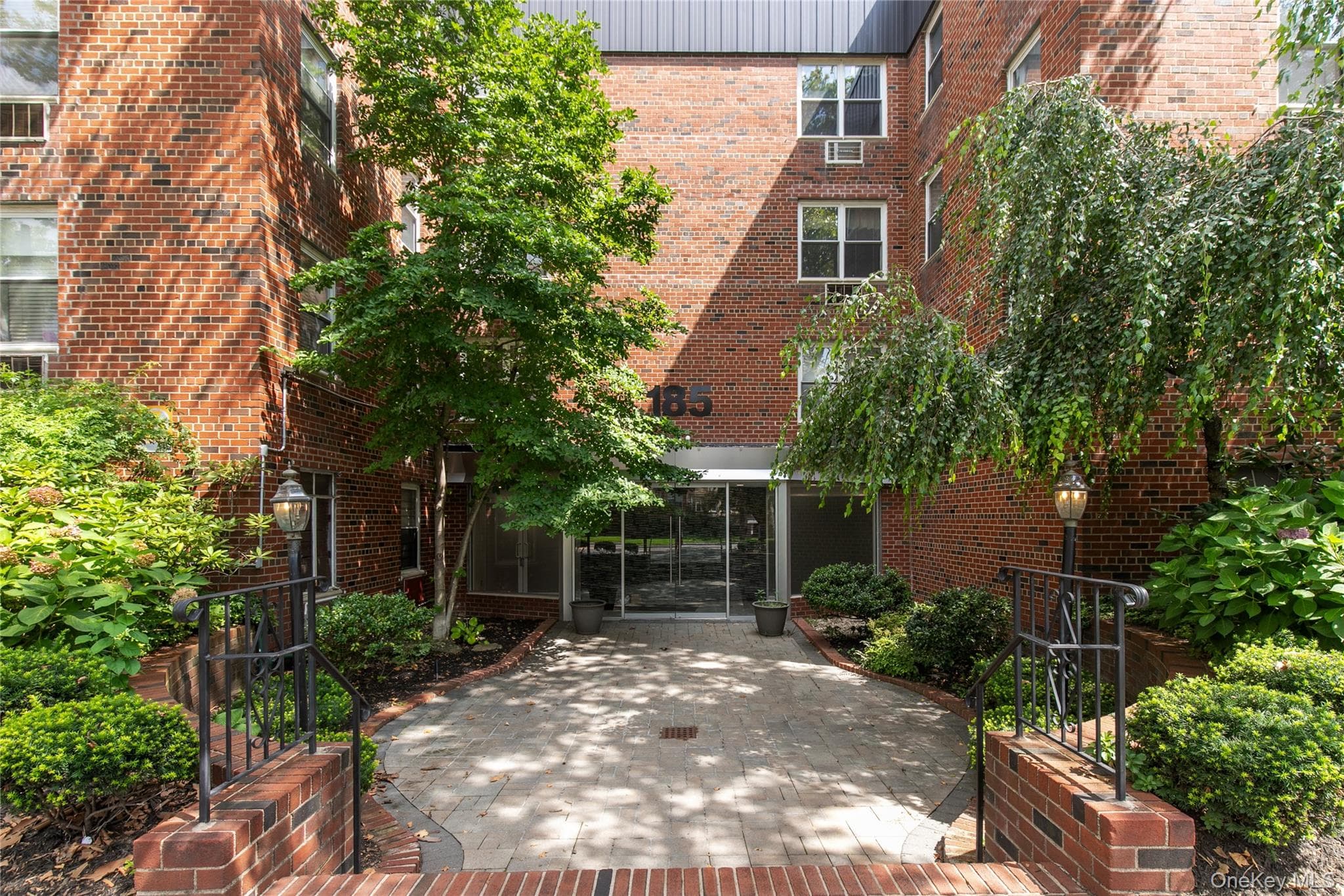 185 Middle Neck RD Unit: 1-L thumbnail 2