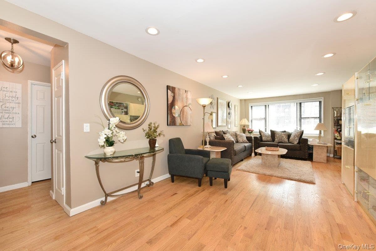2 Birchwood Court Unit: 1C, Mineola