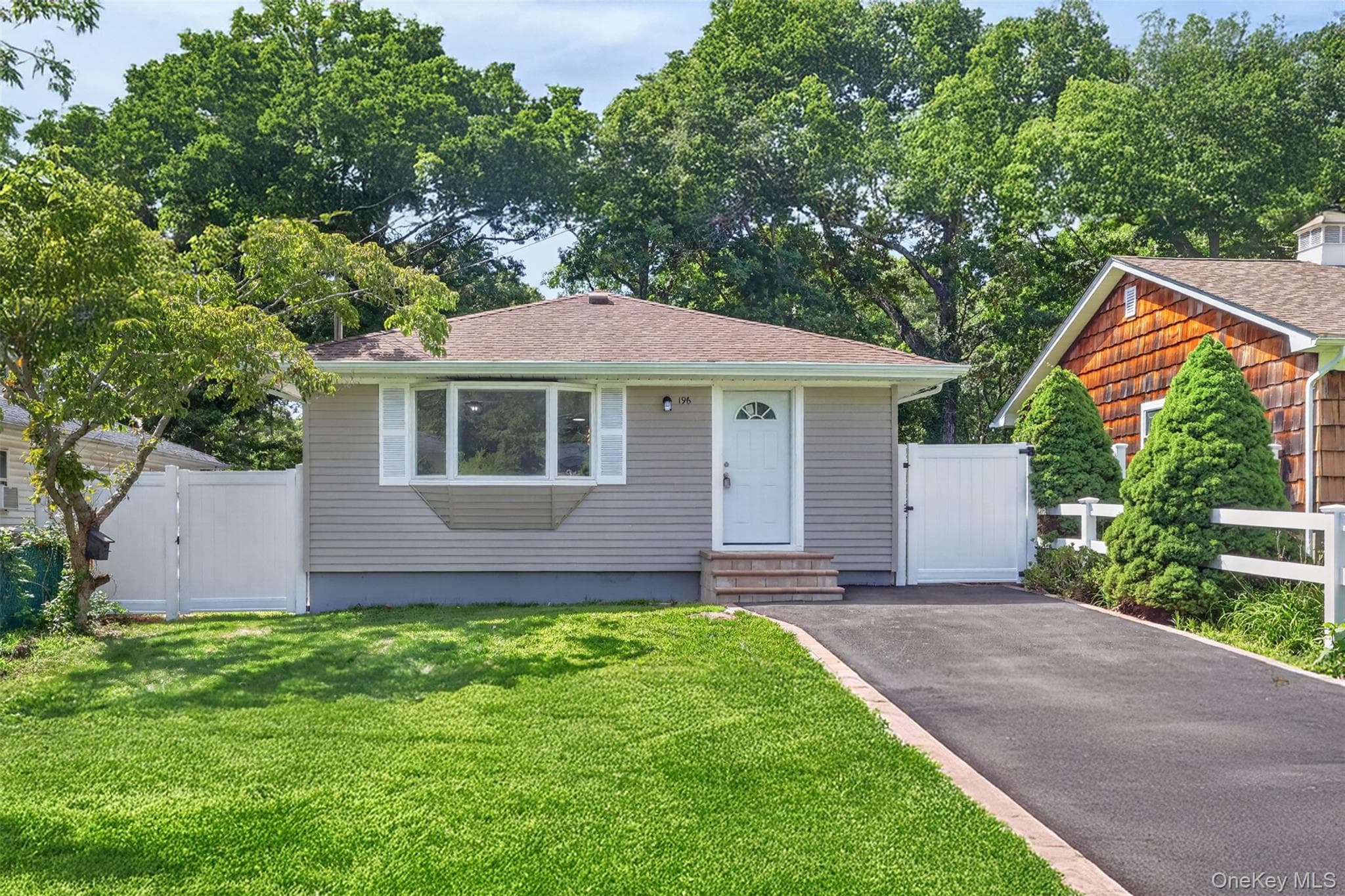 196 Burney BLVD, Mastic