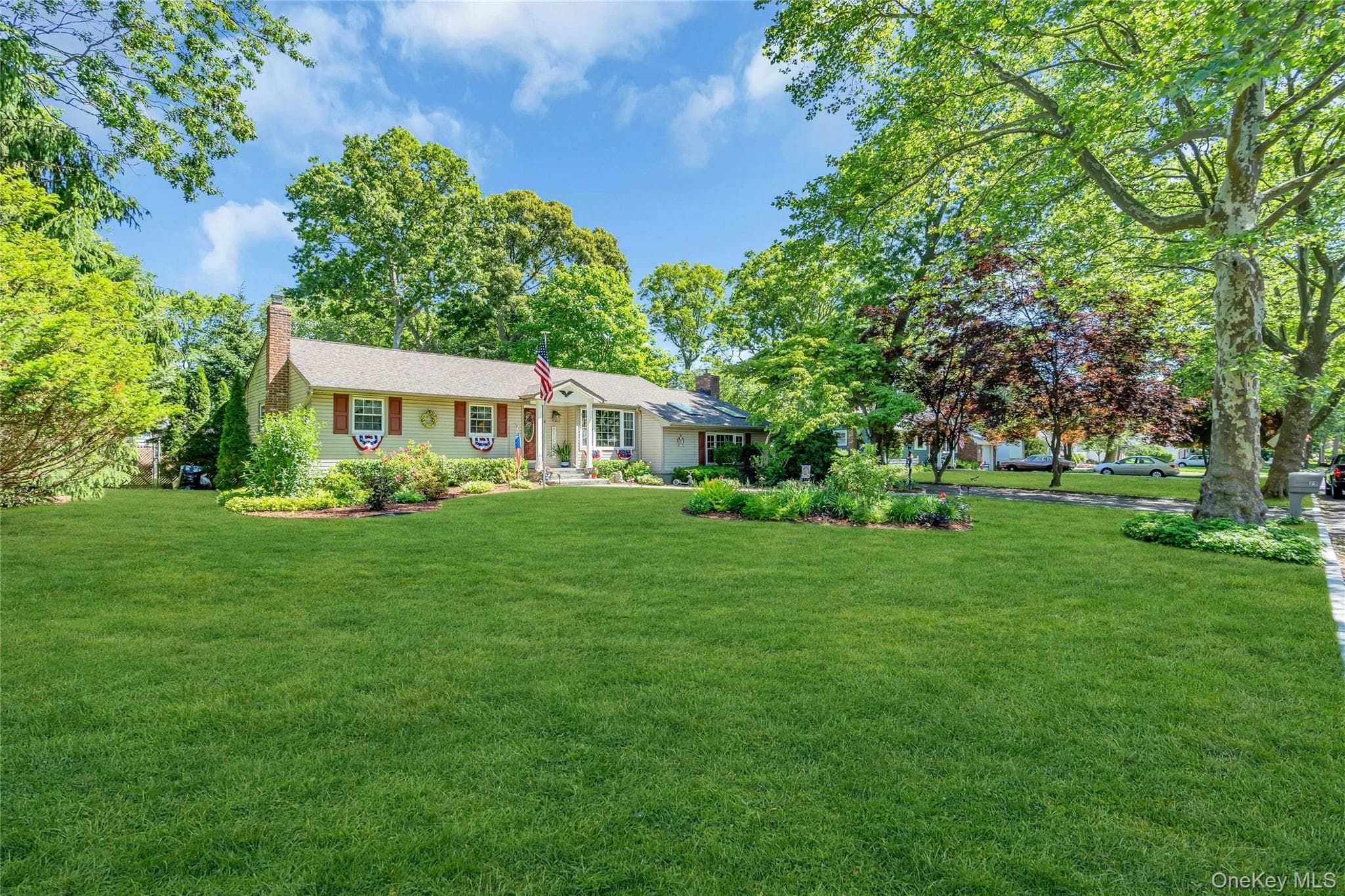 25 Del Place, Hauppauge