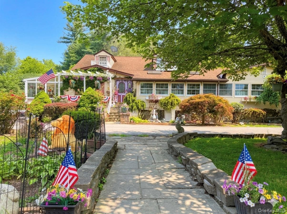 48 Maple Avenue, Goshen