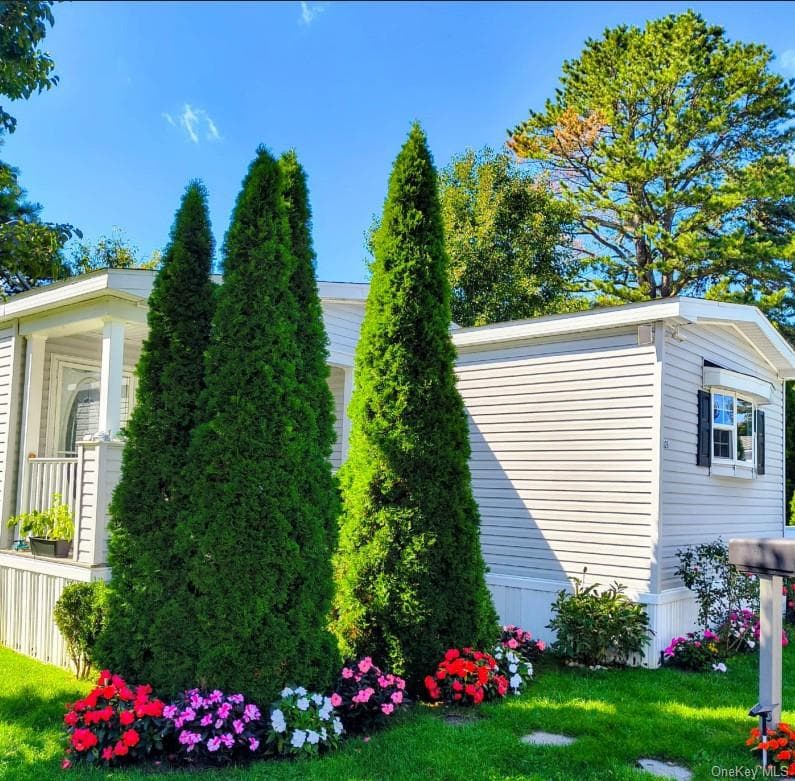 525 Riverleigh Avenue Unit: B-25, Riverhead