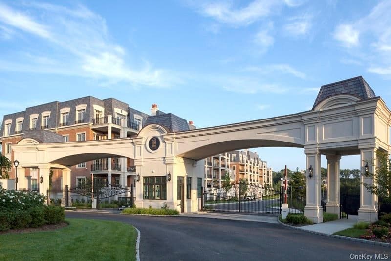 6000 Royal Court Unit: 6204, North Hills