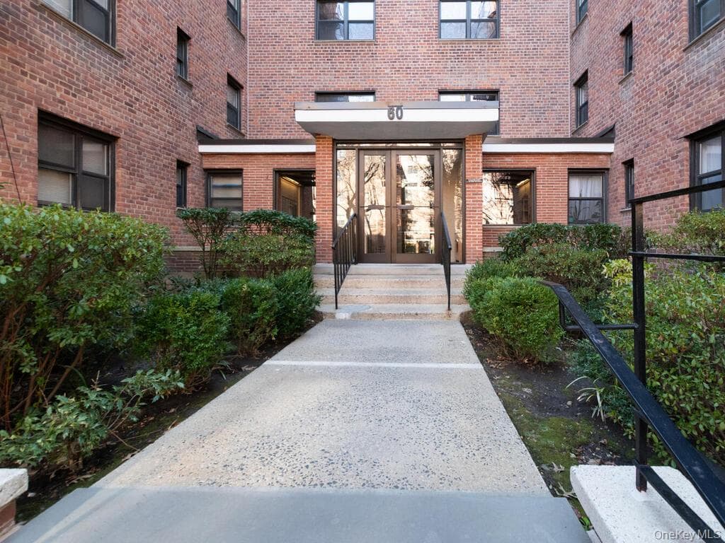 60 White Oak Street Unit: 2-H, New Rochelle
