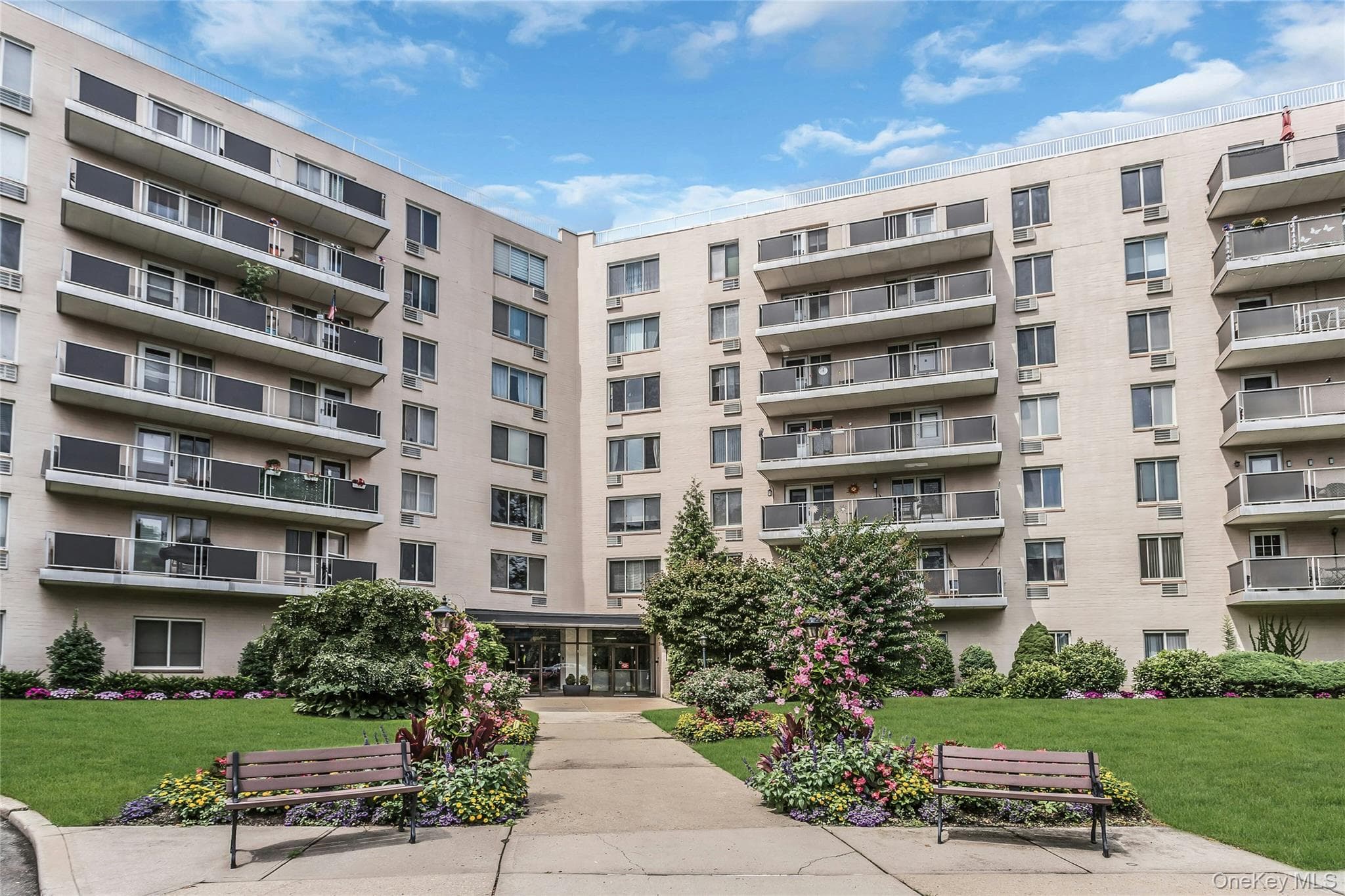 135 Post Avenue Unit: 6B, Westbury