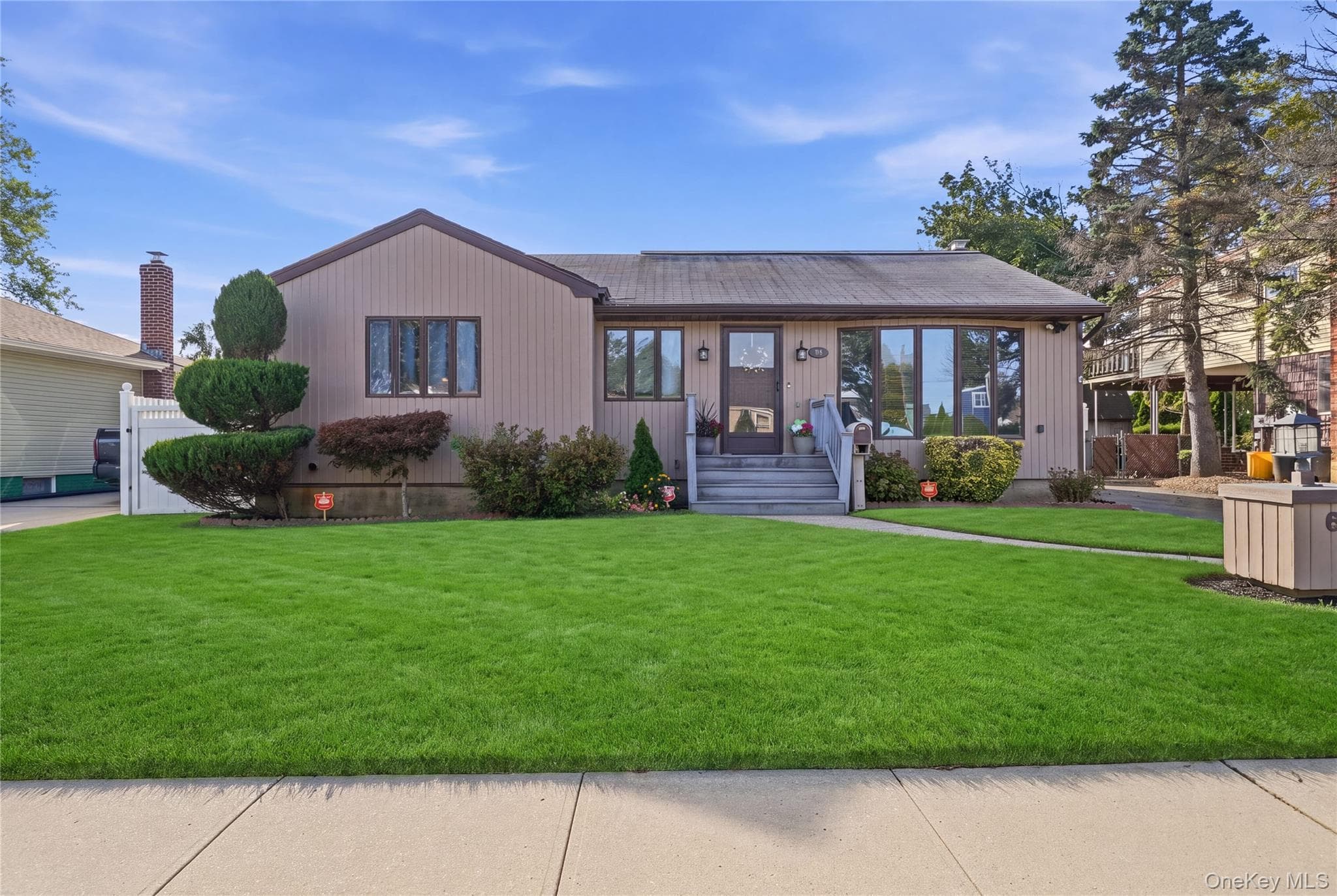 64 Linden Boulevard, Hicksville