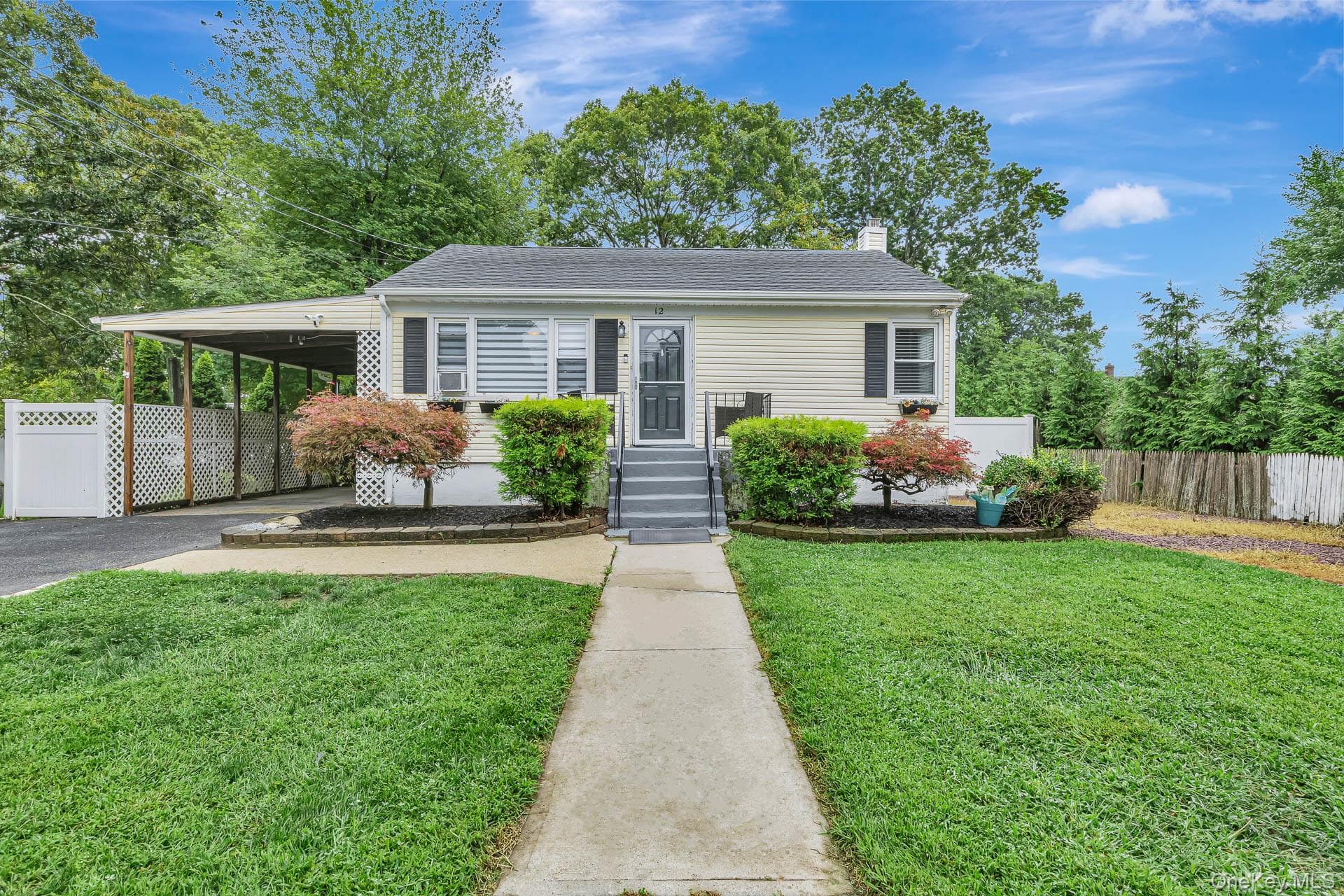 12 Dover Avenue, Mastic