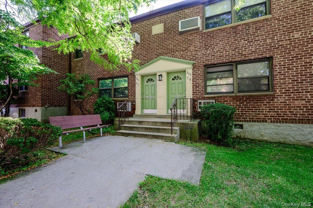 245-78 62nd Avenue Unit: A-9, Upper, Douglaston